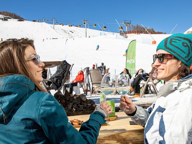 Book a stay in February on our website and we'll give you an aperitif on the slopes!